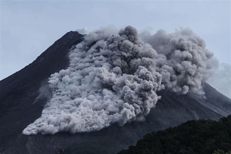 gunung erupsi hari ini